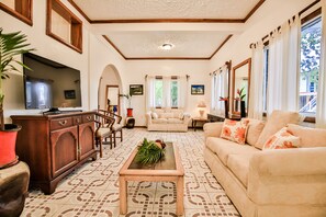 Casa familiar | Área de sala de estar | Televisión de pantalla plana 