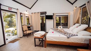 Honeymoon Cabana | Tallelokero huoneessa, yksilöllisesti sisustettu