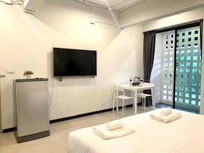 Desk, blackout curtains, soundproofing, free WiFi