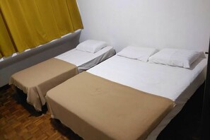 Family Room | Desk, bed sheets - SK Budget Hotel (George Town)