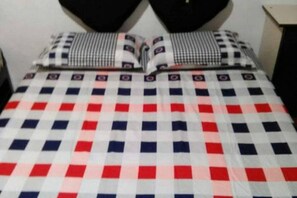 Deluxe Room | Desk, bed sheets - SK Budget Hotel (George Town)