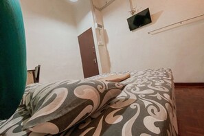 Deluxe Room | Desk, bed sheets - SK Budget Hotel (George Town)