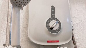 Douche, douche à « effet pluie », serviettes fournies, savon