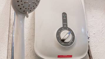 Bruser, brusehoved med spredningseffekt, håndklæder, Sæbe