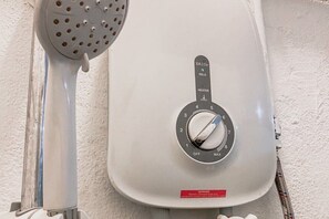 Shower, rainfall showerhead, towels, soap - SK Budget Hotel (George Town)