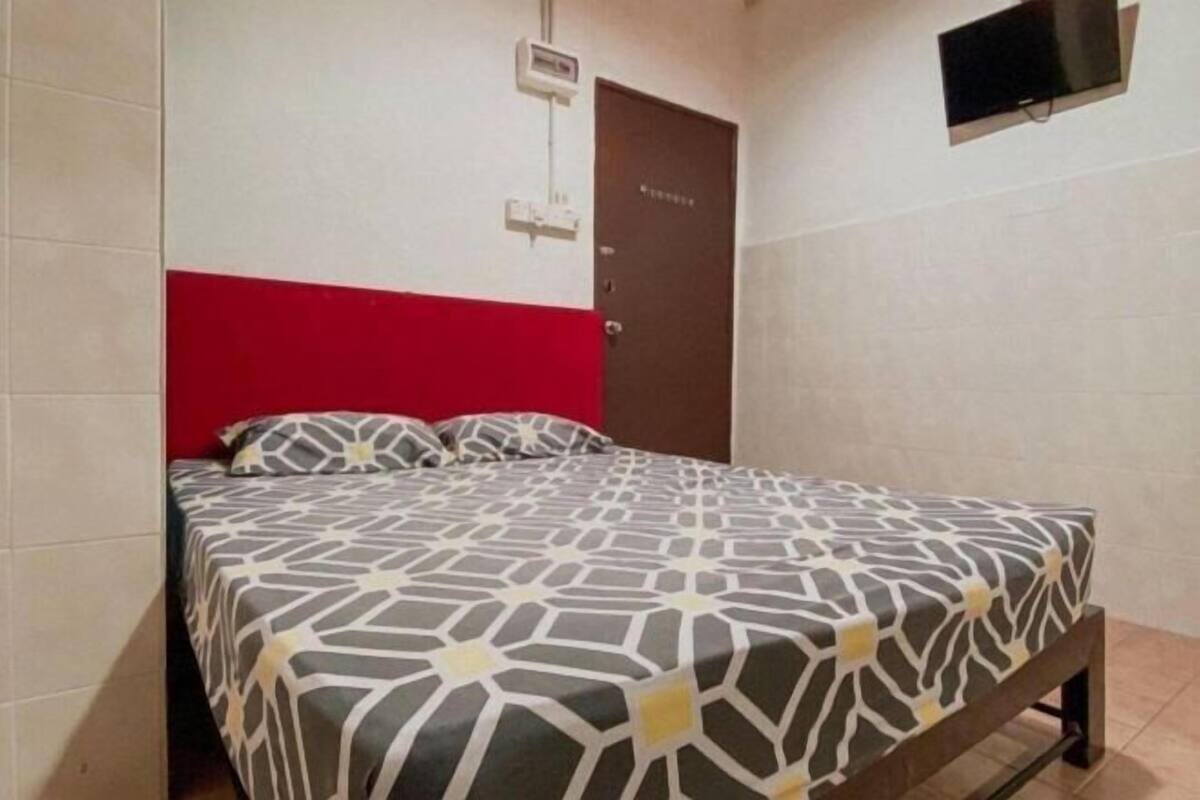1 bedroom, desk, bed sheets