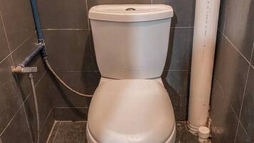 Ducha, cabezal de ducha tipo lluvia, toallas, jabón