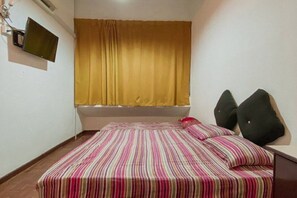 Family Room | Desk, bed sheets - SK Budget Hotel (George Town)
