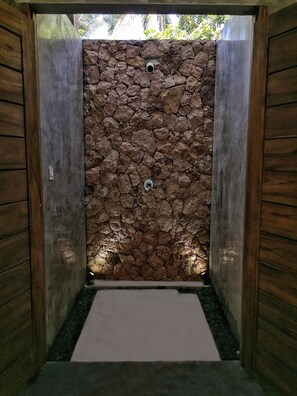 Dusche, kostenlose Toilettenartikel, Handtücher