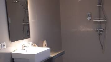 Habitación Deluxe | Baño | Regadera, amenidades de baño gratuitas, bidet, toallas
