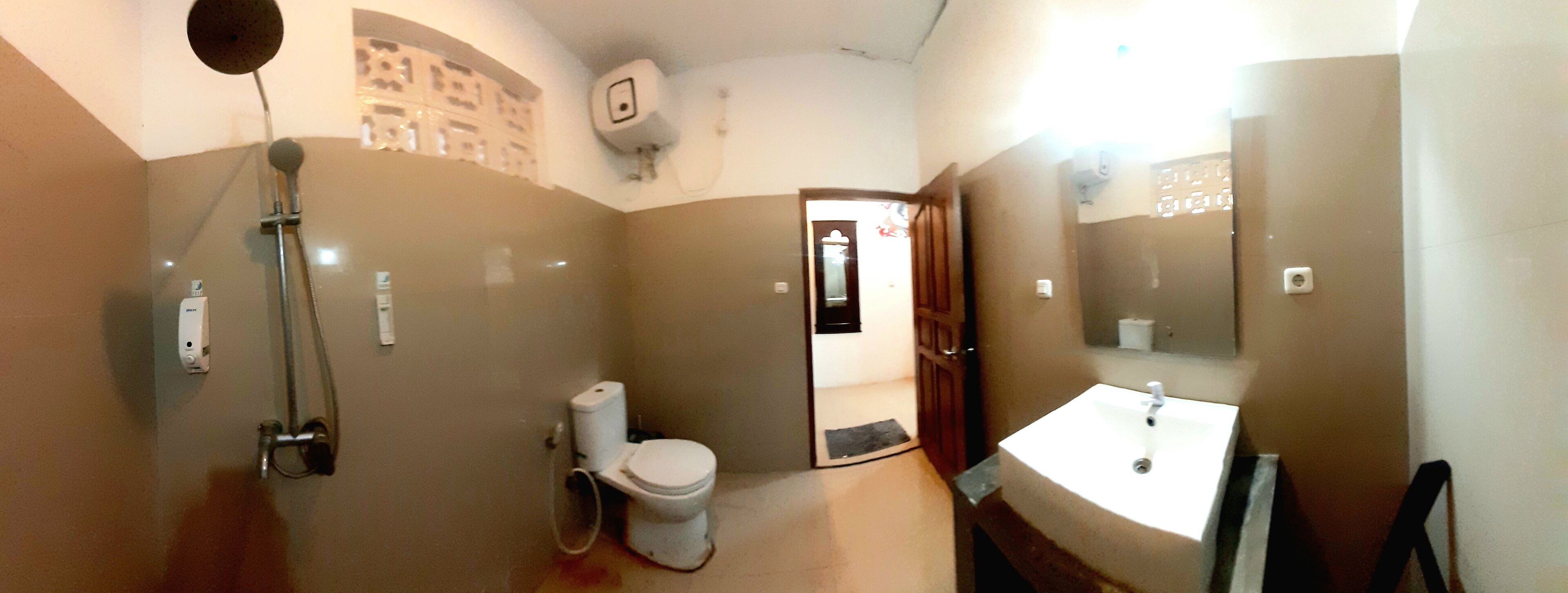 Un baño con ducha, inodoro y lavamanos.