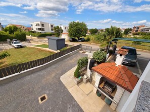 Een woonwijk met moderne huizen, een verharde oprit en een kleine tuin.