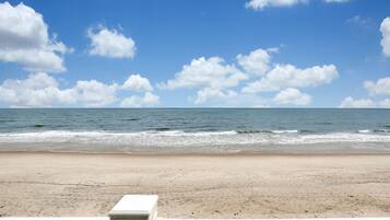 En la playa, sillas reclinables de playa, toallas de playa