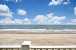 Plage, chaises longues, serviettes de plage