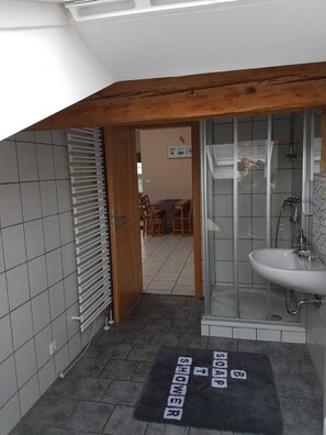 Shower, hair dryer, towels - Ferienwohnung 1 im Dachgeschoss für 2 - 4 Personen, 70 qm, mit 2 sep. Schlafzimmern (Grabenstätt)