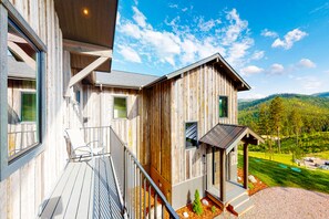 Property grounds - Gorgeous lake-view cabin with game room & fireplaces - near Blacktail Mountain (Lakeside)