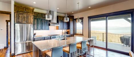 Frigorífico, microondas, horno y placa de cocina