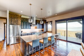 Réfrigérateur, four à micro-ondes, un four, surface de cuisson