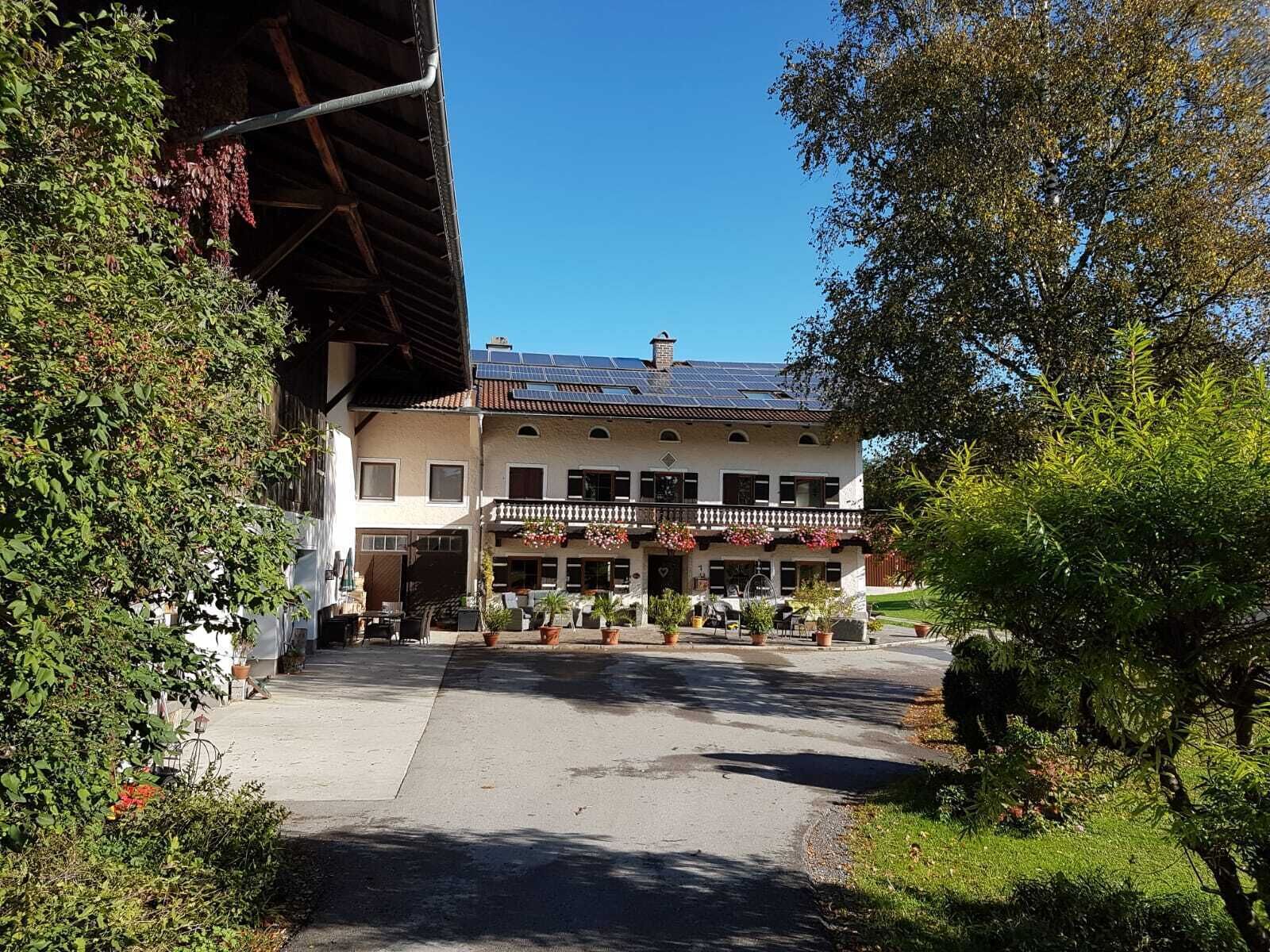 Un immeuble doté d’un balcon, d’une entrée pavée et surplombant un ciel dégagé.
