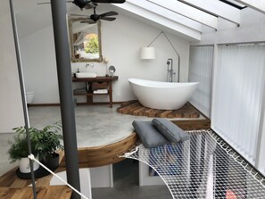 Badekar, hårføner og håndklær