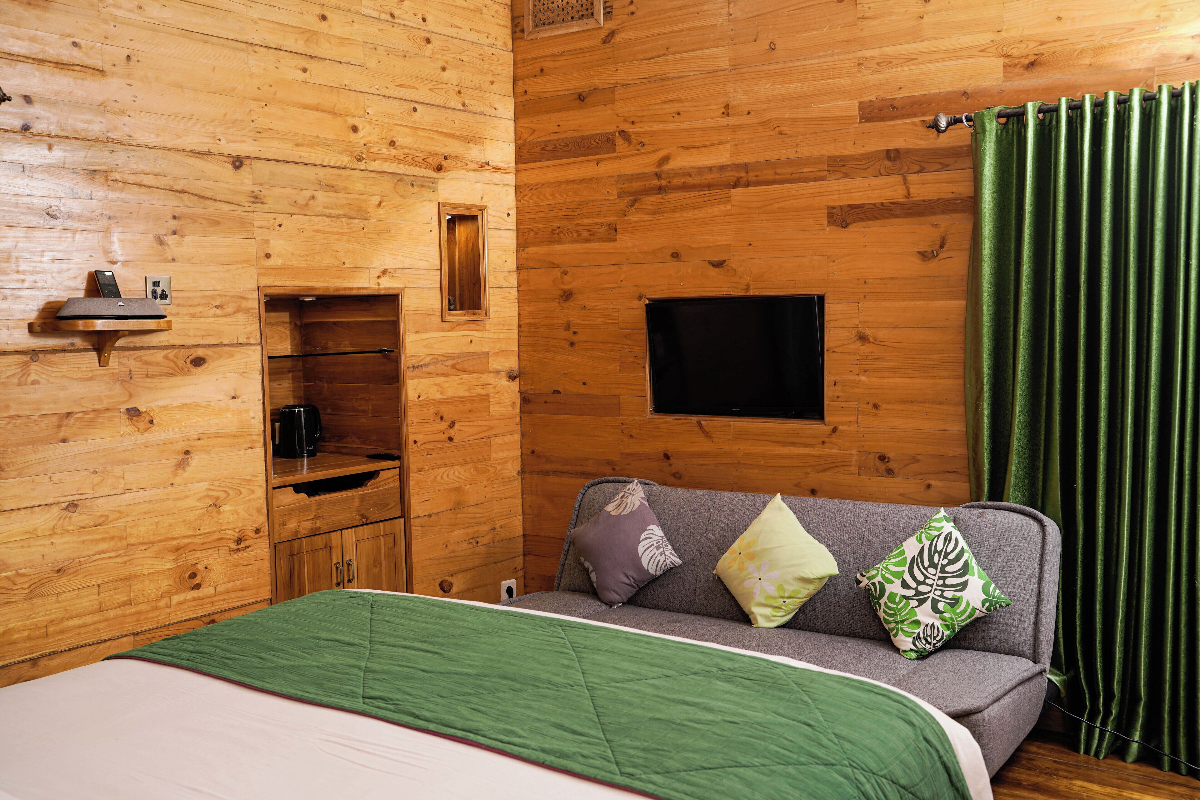 Deluxe Cabin, 1 Bedroom, Hill View, Garden Area | Egyptian cotton sheets, premium bedding, memory-foam beds