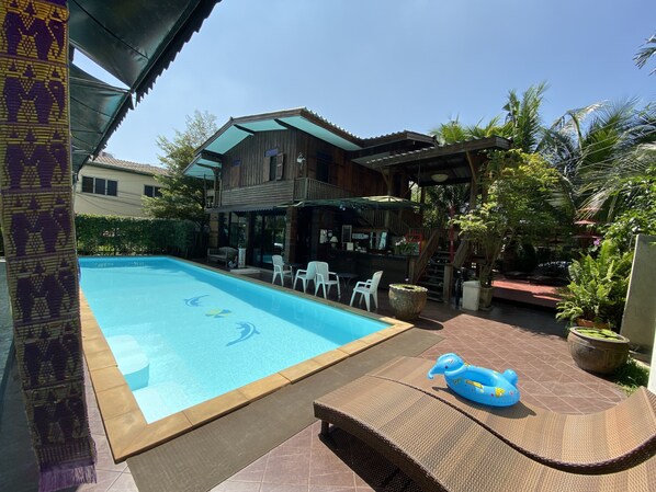 Una piscina al aire libre