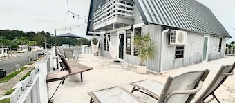 Relaxing Chalet with beautiful Sunrises & Sunsets!