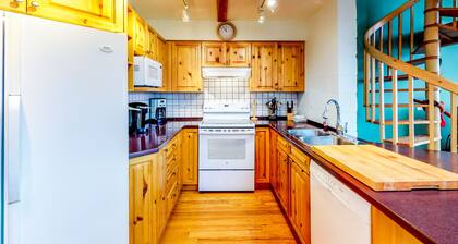 ¡NUEVO LISTADO! Ski-in / ski-out chalet con vistas a la montaña, bañera de hidromasaje compartida, fuego de pellets