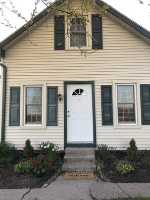 Exterior detail - Private Cottage on horse farm easy access Gettysburg, Hershey, York Harrisburg<br> (Dillsburg)