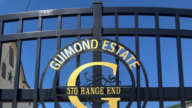 Une entrée fermée par un portail, sur laquelle on peut lire l’inscription suivante : « Domaine de Gilmond, 570 Range End, fondé en 2018 ».