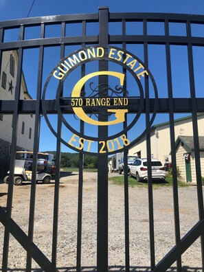 Een toegangspoort met een bord waarop staat 'Gilmond Estate 570 Range End EST 2018'.