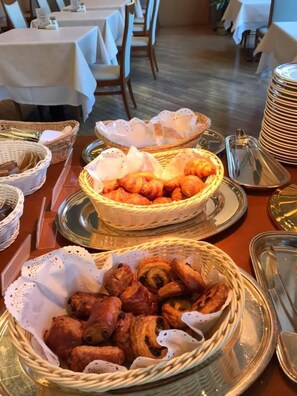 Se ofrece un desayuno bufé todos los días (por un coste adicional)