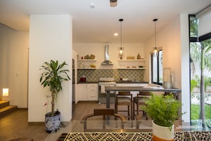 Réfrigérateur, micro-ondes, four, plaque de cuisson