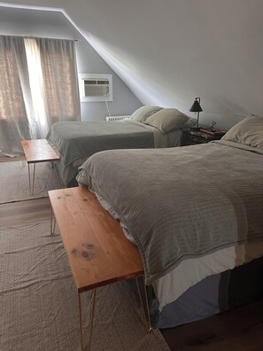 1 chambre, bureau, fer et planche à repasser, lit de bébé portatif