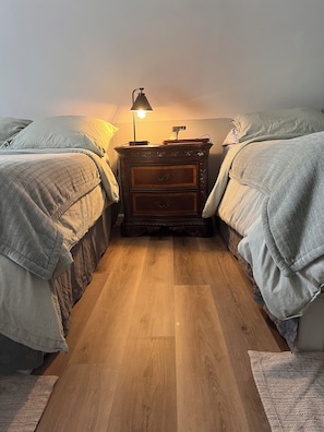1 habitación, escritorio, tabla de planchar con plancha y cuna de viaje