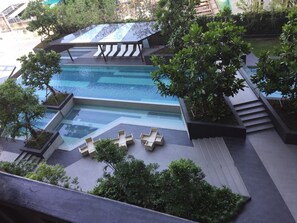 Outdoor pool - Very well-maintained and Self-contained 1bedroom apartment near Thonglor (Khwaeng Bang Kapi)