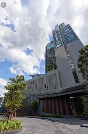 A modern building with a prominent vertical structure and a flat roof. - Very well-maintained and Self-contained 1bedroom apartment near Thonglor (Khwaeng Bang Kapi)