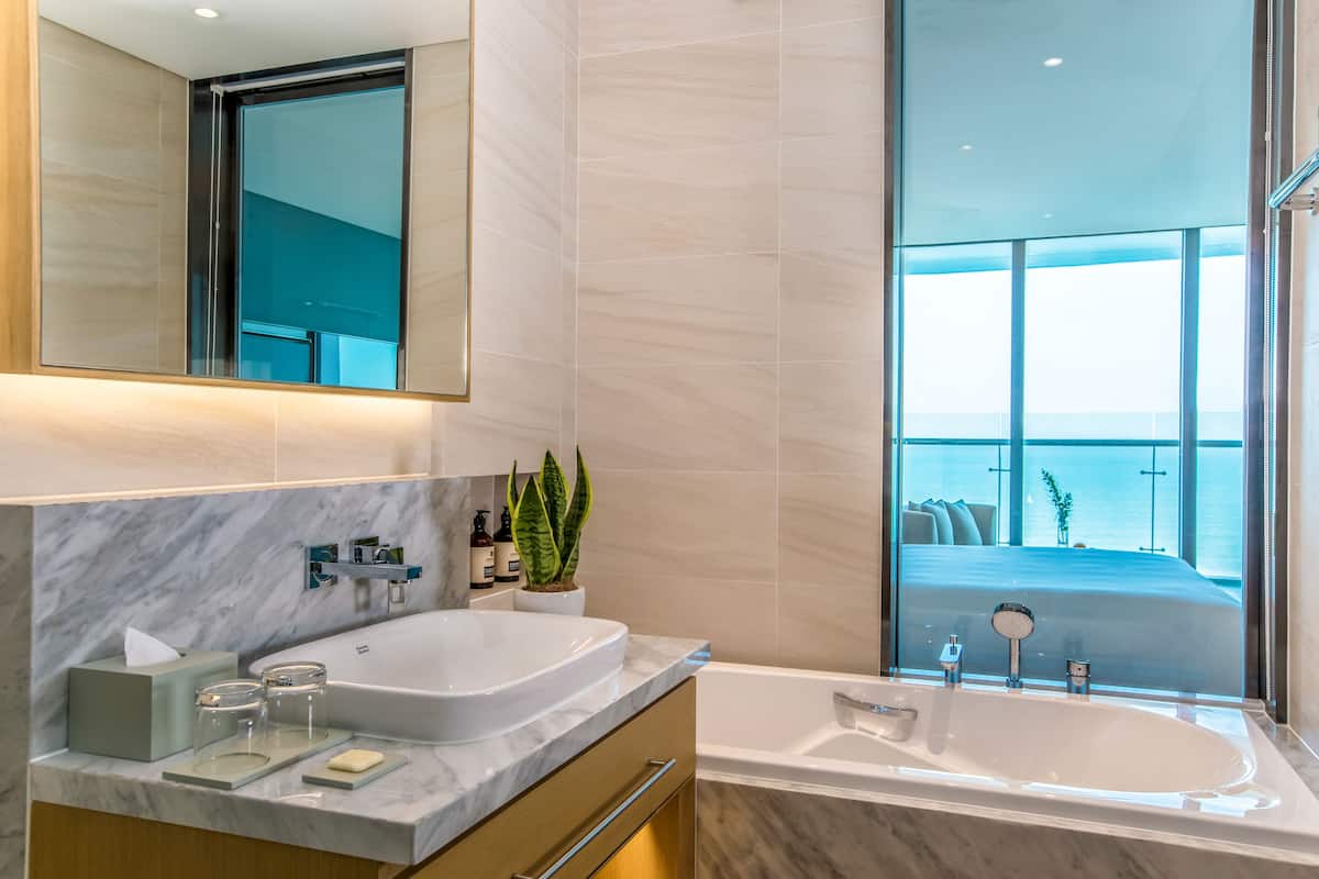 deluxe twin room, sea view | bathroom | combined shower/bathtub, rainfall showerhead, free toiletries