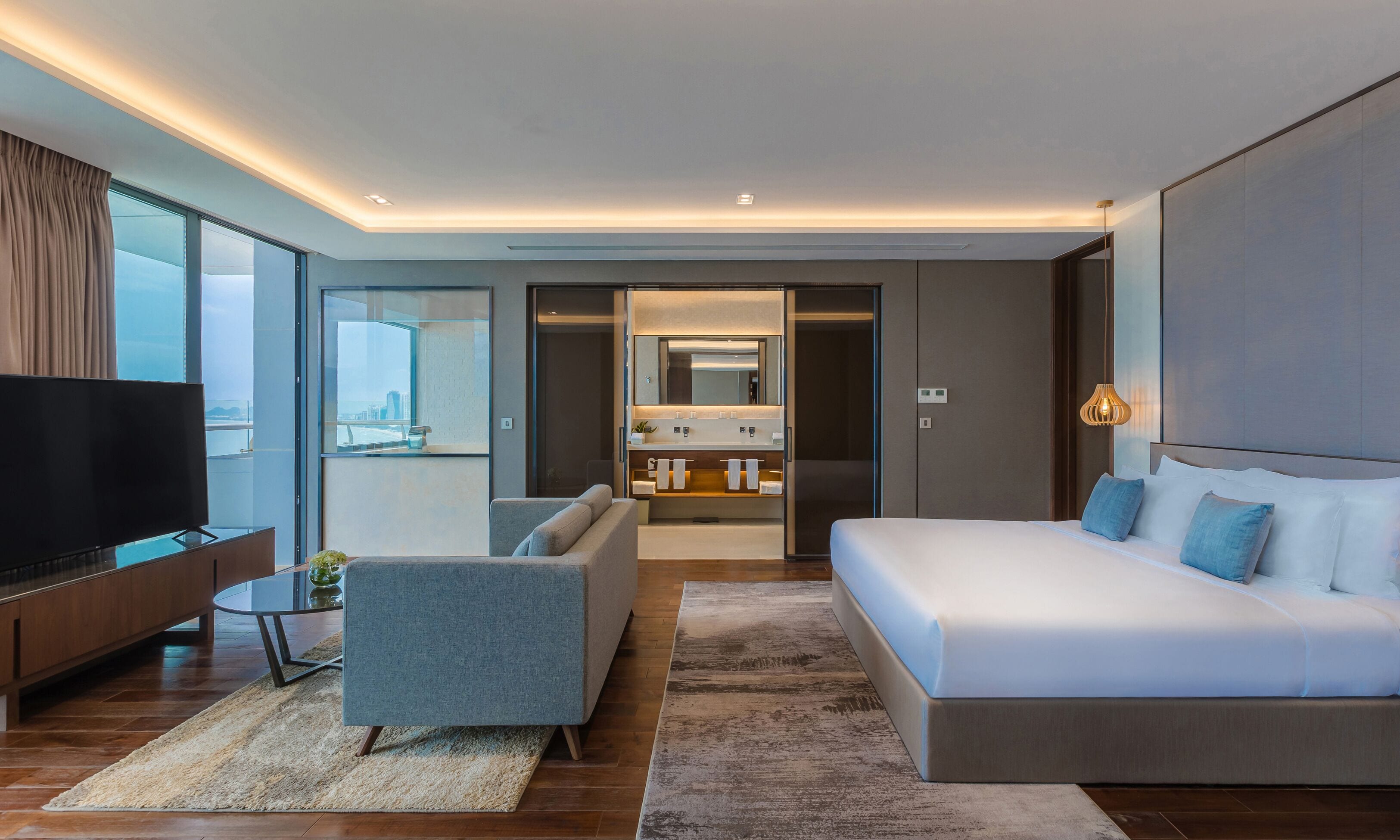 Executive Suite, City View | Premium bedding, minibar, individually decorated, individually furnished