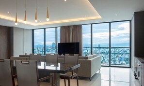 Executive Suite, City View | Living area