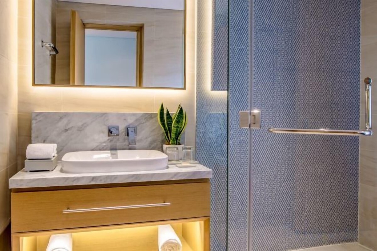 Baño | Amenidades de baño gratuitas, secadora de cabello, batas, pantuflas 