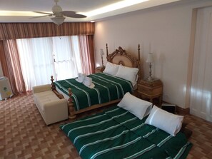 Presidential Suite | Desk, laptop workspace, free WiFi, individually decorated - Whitehouse of the Lord of Scents (Baguio)