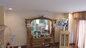 Presidential Suite | 1 bedroom, individually decorated, individually furnished, desk