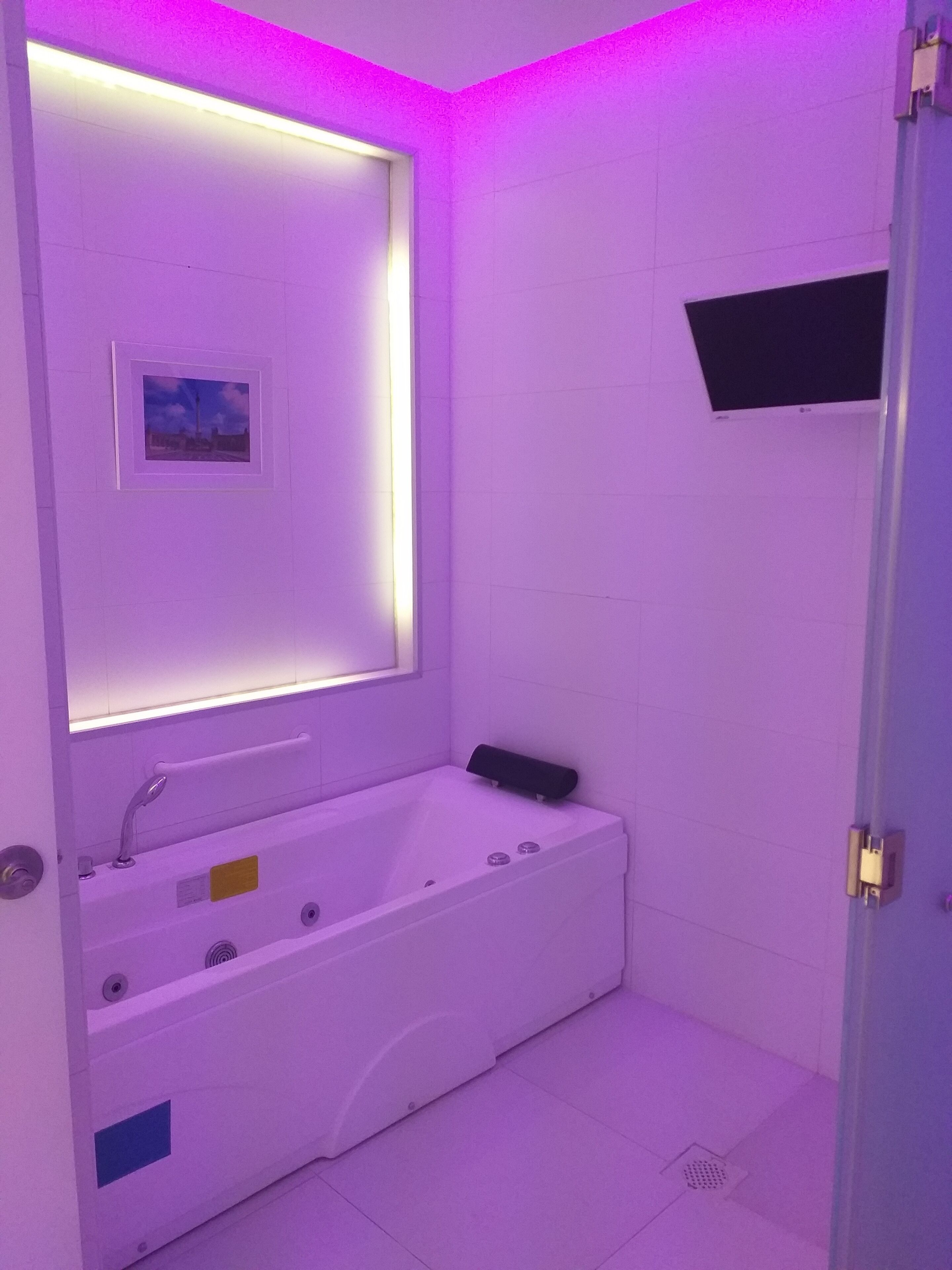 Habitación Deluxe | Baño | Tina y regadera independientes y amenidades de baño gratuitas 