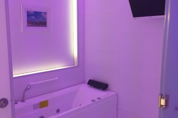 Habitación Deluxe | Baño | Tina y regadera independientes y amenidades de baño gratuitas