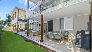 Outdoor dining - Nirvana Court 3 - Beachfront Location (Avoca Beach)