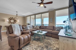 Smart TV - Luxury Condo w/ 4 free beach chairs, umb - steps from restaurants & pubs (Pensacola Beach)