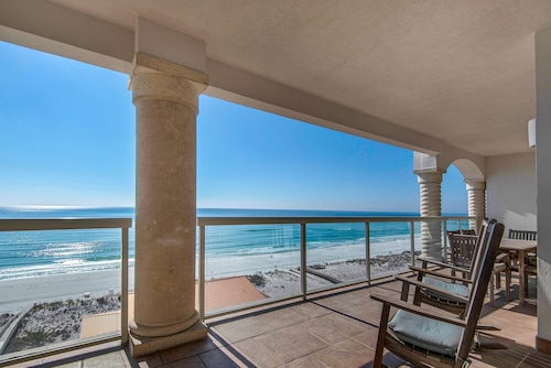 Luxury Condo w/ 4 free beach chairs, umb - steps from restaurants & pubs