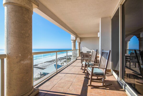 Property grounds - Luxury Condo w/ 4 free beach chairs, umb - steps from restaurants & pubs (Pensacola Beach)