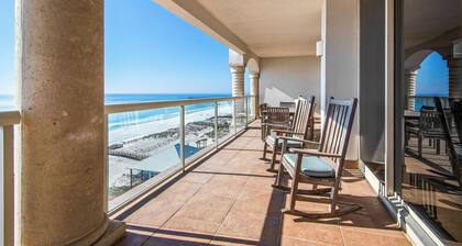 NUEVA LISTA: Condominio de playa de lujo con piscinas, a pasos de restaurantes y pubs